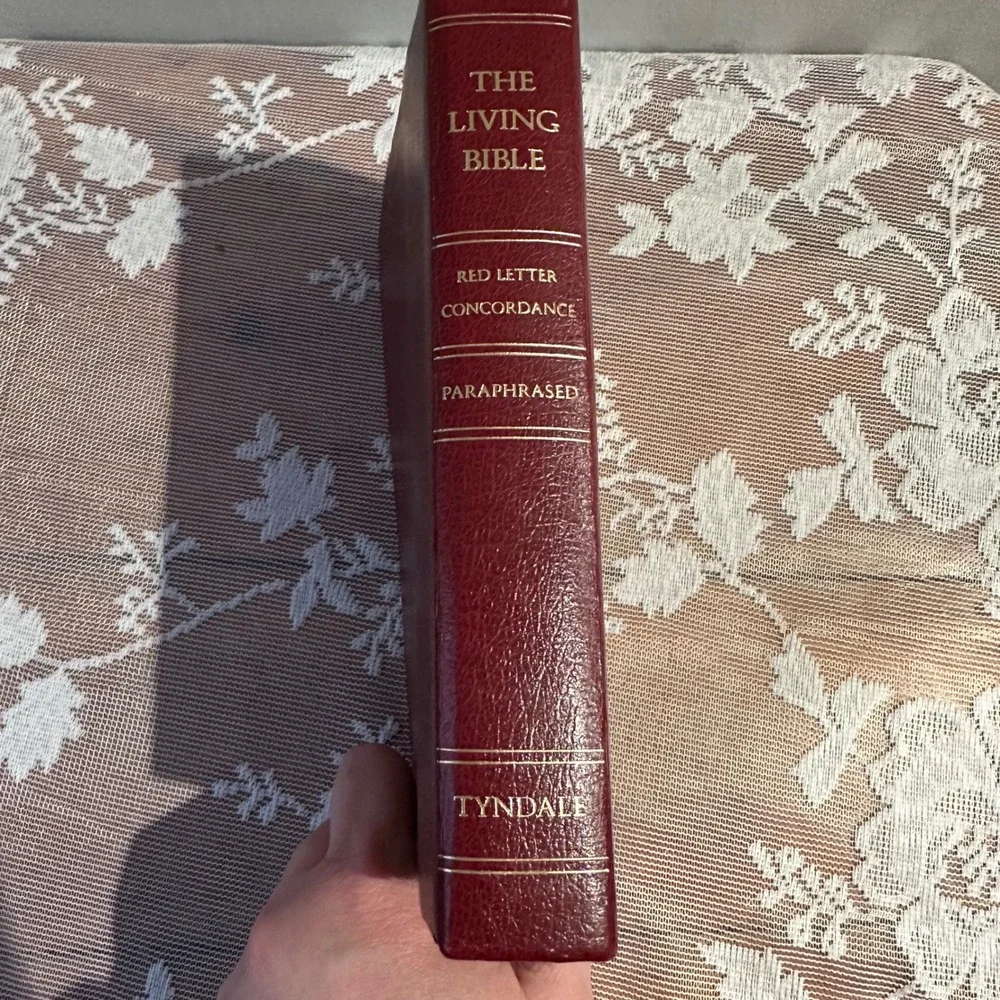 The Living‎ Bible Paraphrased Red Letter Concordance Edition Tyndale House